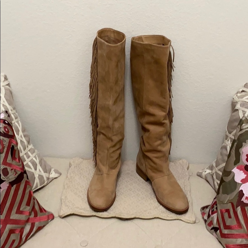 Suede tan fringed boots.